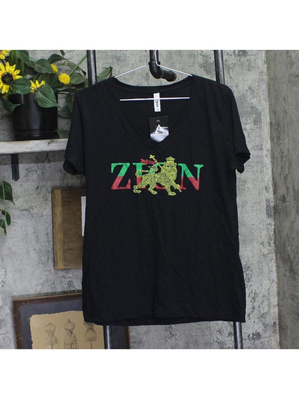 NWT La Pop Art Juniors Graphic Zion Lion 'Love' V Neck T Shirt Black Multi 2XL